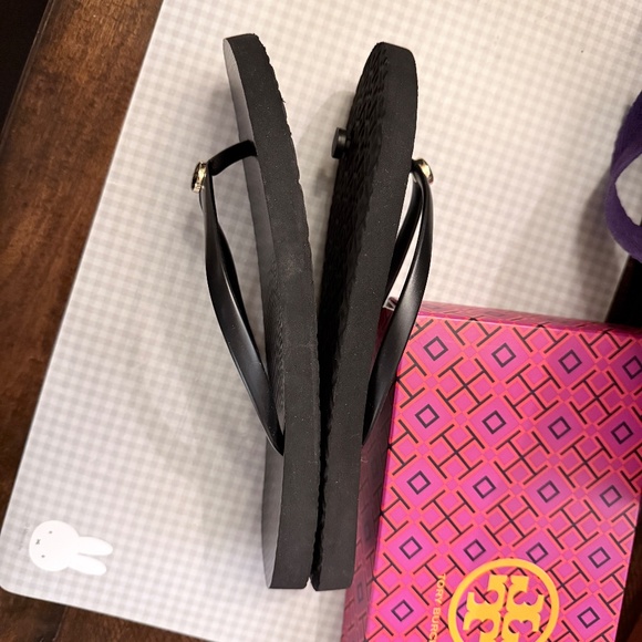 Tory Burch Classic Flip Flops - Black Gold Logo Sandals Size 9 - Like New! - Picture 8 of 14